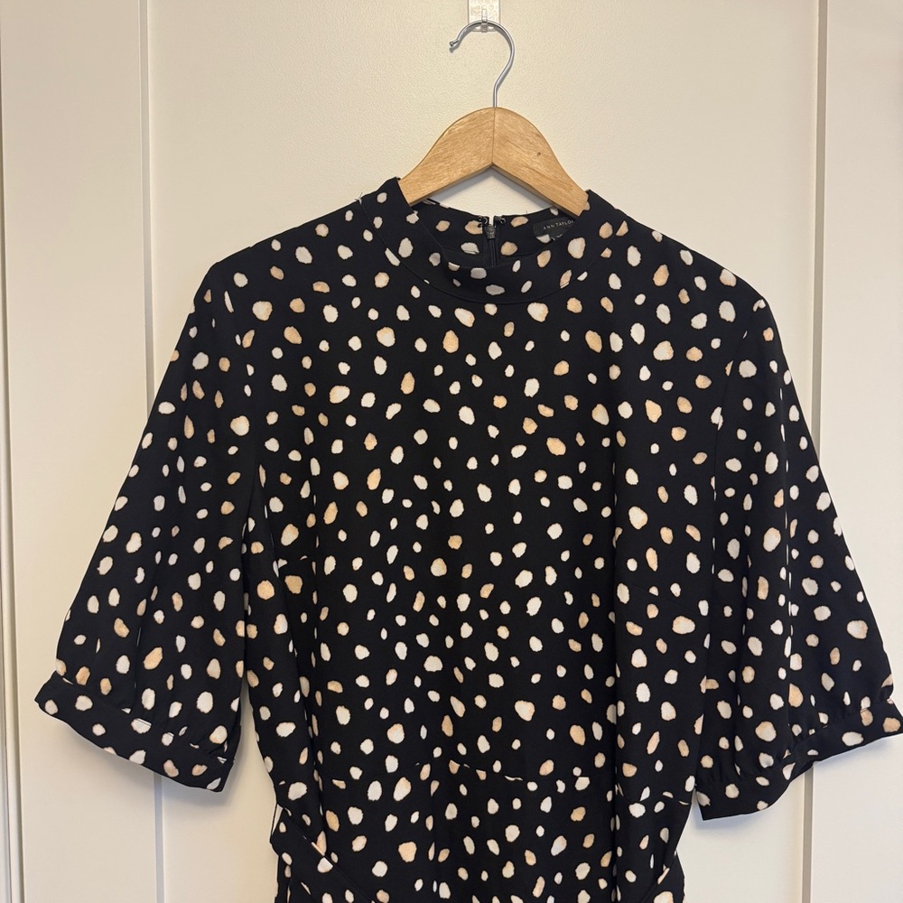 Ann Taylor Black Polka Dot Mock Neck Midi Dress Belted Short Sleeve Women's 16 - Picture 3 of 7